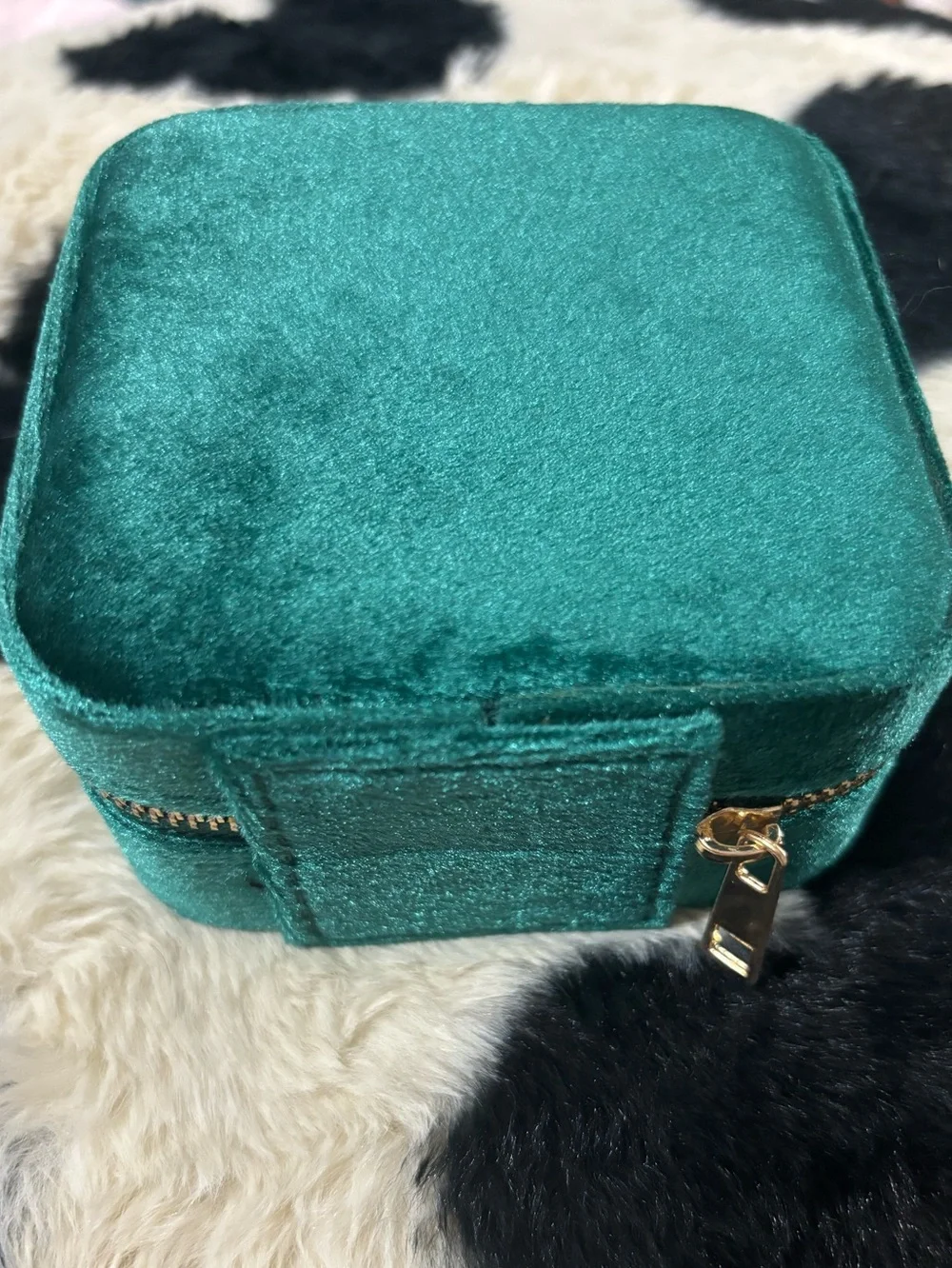 Beautiful green velvet jewelry box, perfect for travel, Gold-tone zipper, NWOT